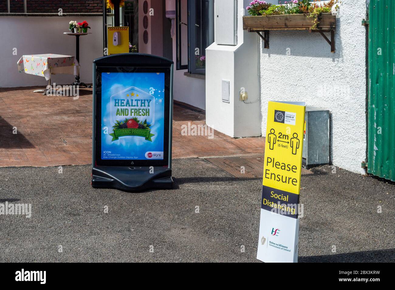 Coronavirus/Covid-19 Social Distancing Sign Outside a café in Bandon, West Cork, Ireland. Foto Stock