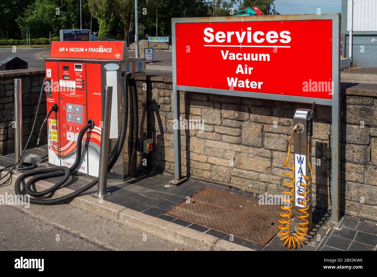 Servizi presso un garage a Bandon, West Cork, Irlanda. Foto Stock