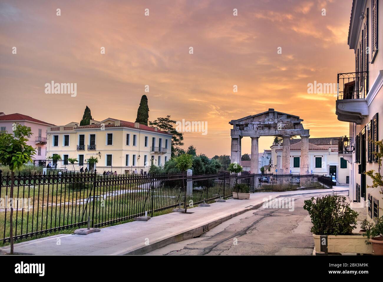 La porta di Athena Archegetis al tramonto presso l'Agora romana, Atene, Grecia Foto Stock