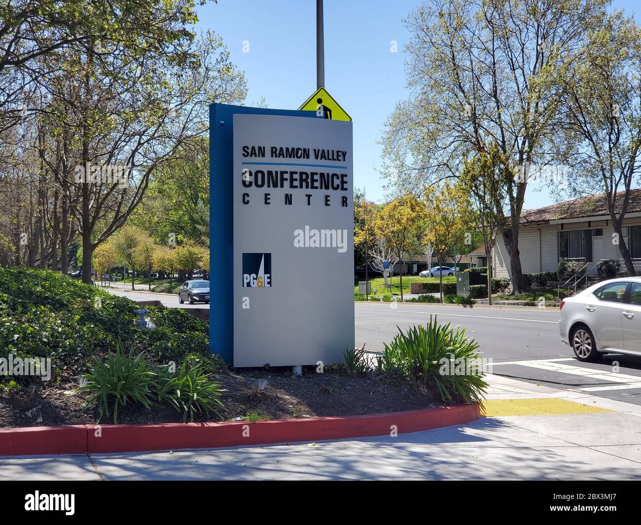 Il logo è visibile presso il centro congressi Pacific gas and Electric (PGE) di San Ramon, California, 14 aprile 2020. () Foto Stock
