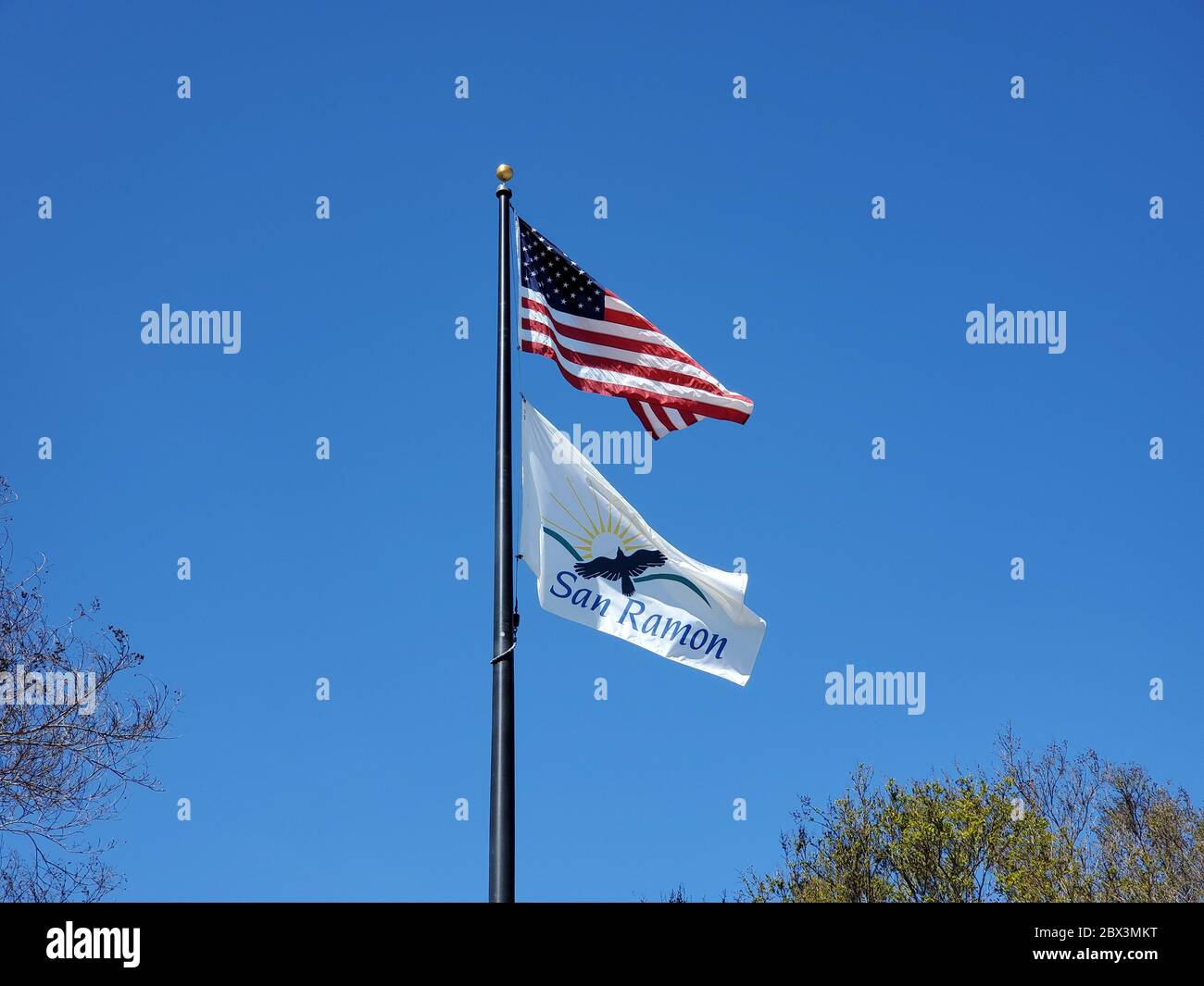 Bandiera per la città di San Ramon, California e bandiera americana sul flagpole, 15 aprile 2020. () Foto Stock