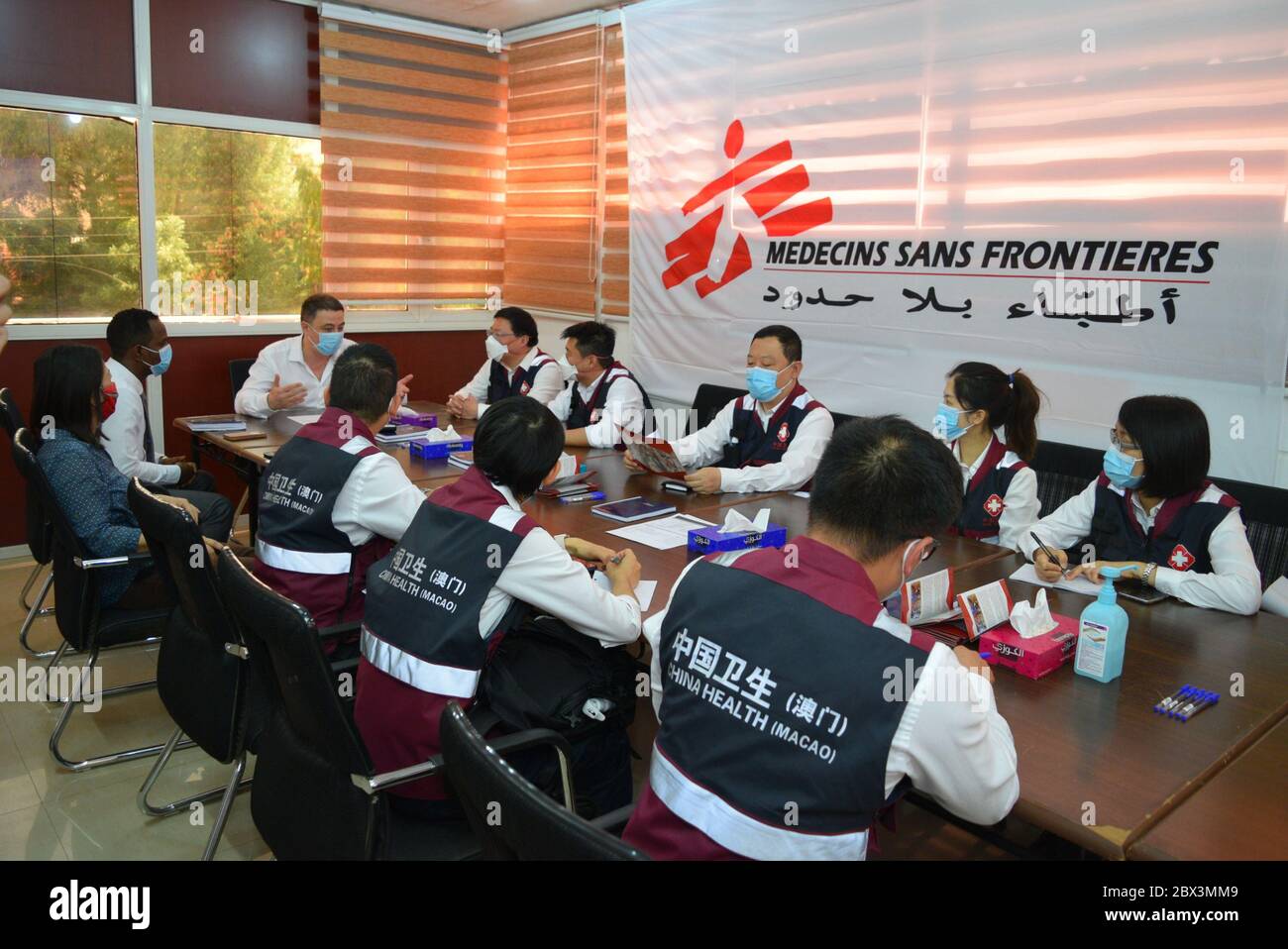 Khartoum, Sudan. 4 Giugno 2020. I membri di un team cinese in visita di esperti medici si incontrano con i membri del Medecins Sans Frontieres (MSF) a Khartoum, Sudan, il 4 giugno 2020. Siddiq Tawer, membro del Consiglio Sovrano del Sudan e presidente del Comitato superiore per le emergenze sanitarie, giovedì ha affermato che il successo della Cina nel controllo del COVID-19 rappresenta un modello che il Sudan sta cercando di utilizzare per affrontare la malattia. Credit: Ma Yichong/Xinhua/Alamy Live News Foto Stock