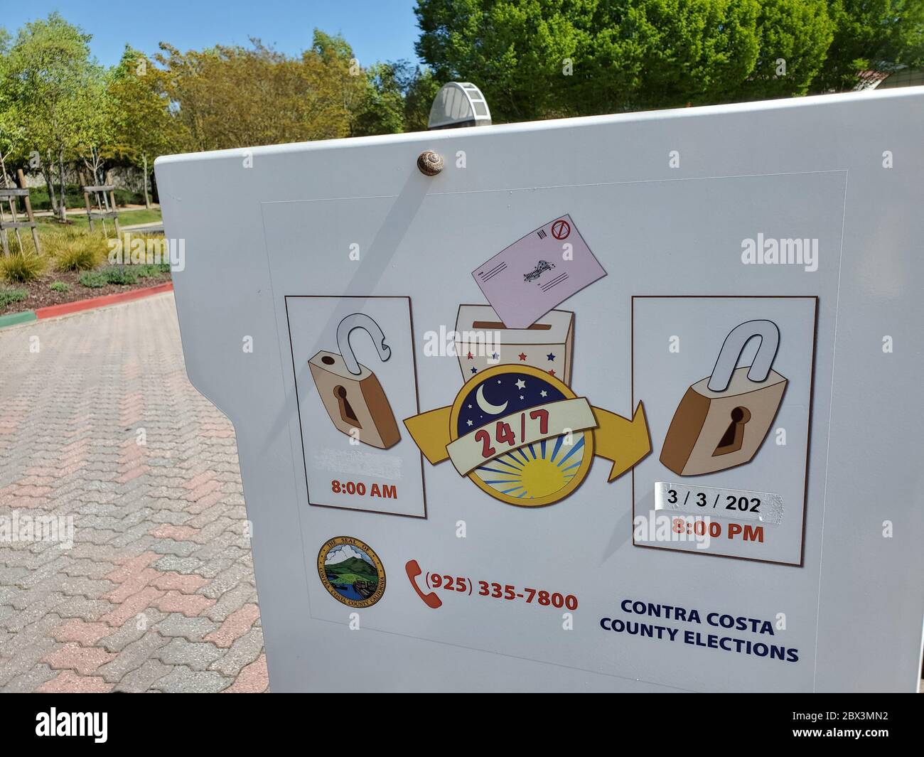 Dropbox box per il voto per posta e altri voti di elezioni anticipate per elezioni locali e nazionali, in un drive through a San Ramon, California, 21 aprile 2020. () Foto Stock