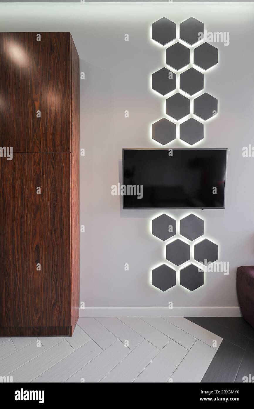 Smart TV a parete con interni dal design moderno Foto Stock