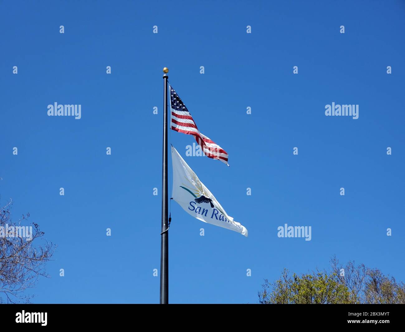 Bandiera per la città di San Ramon, California vola sotto una bandiera americana al municipio, 15 aprile 2020. () Foto Stock