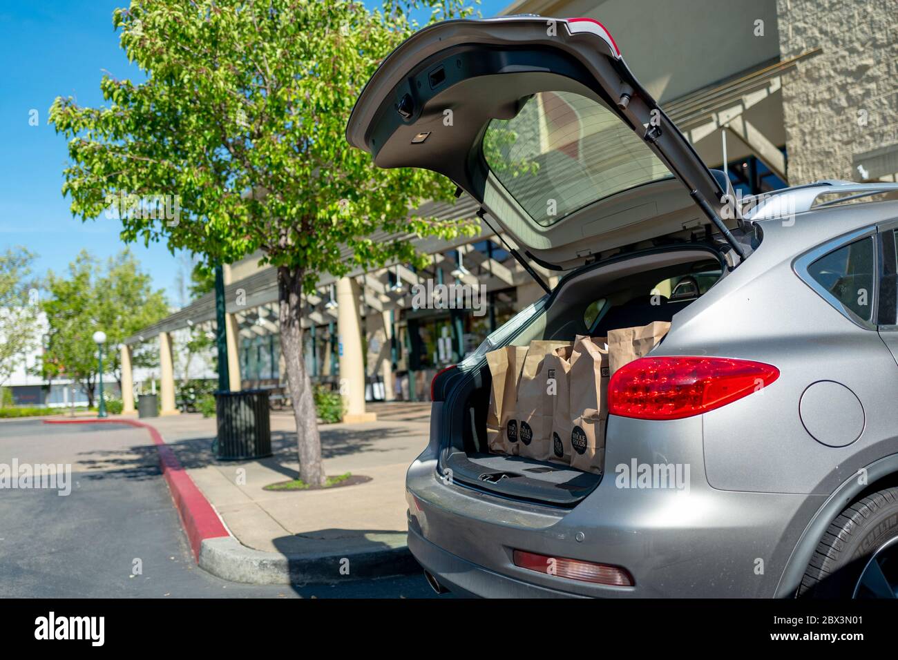 Leggi la vista dell'auto con cancello di ascensore aperto, con le borse presenti da un raccoglitore di alimentari Amazon prime Now, lato marciapiede al mercato Whole Foods a San Ramon, California, 23 aprile 2020. () Foto Stock