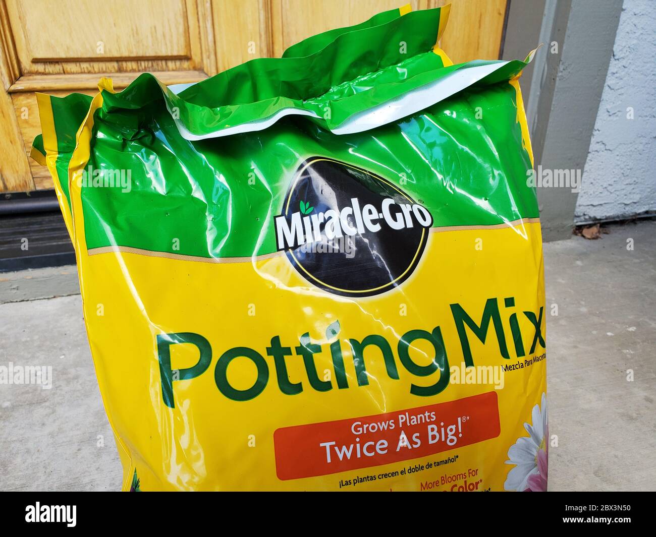 Primo piano di borsa con logo di Miracle-Gro Potting Mix per il giardinaggio, San Ramon, California, 19 maggio 2020. () Foto Stock