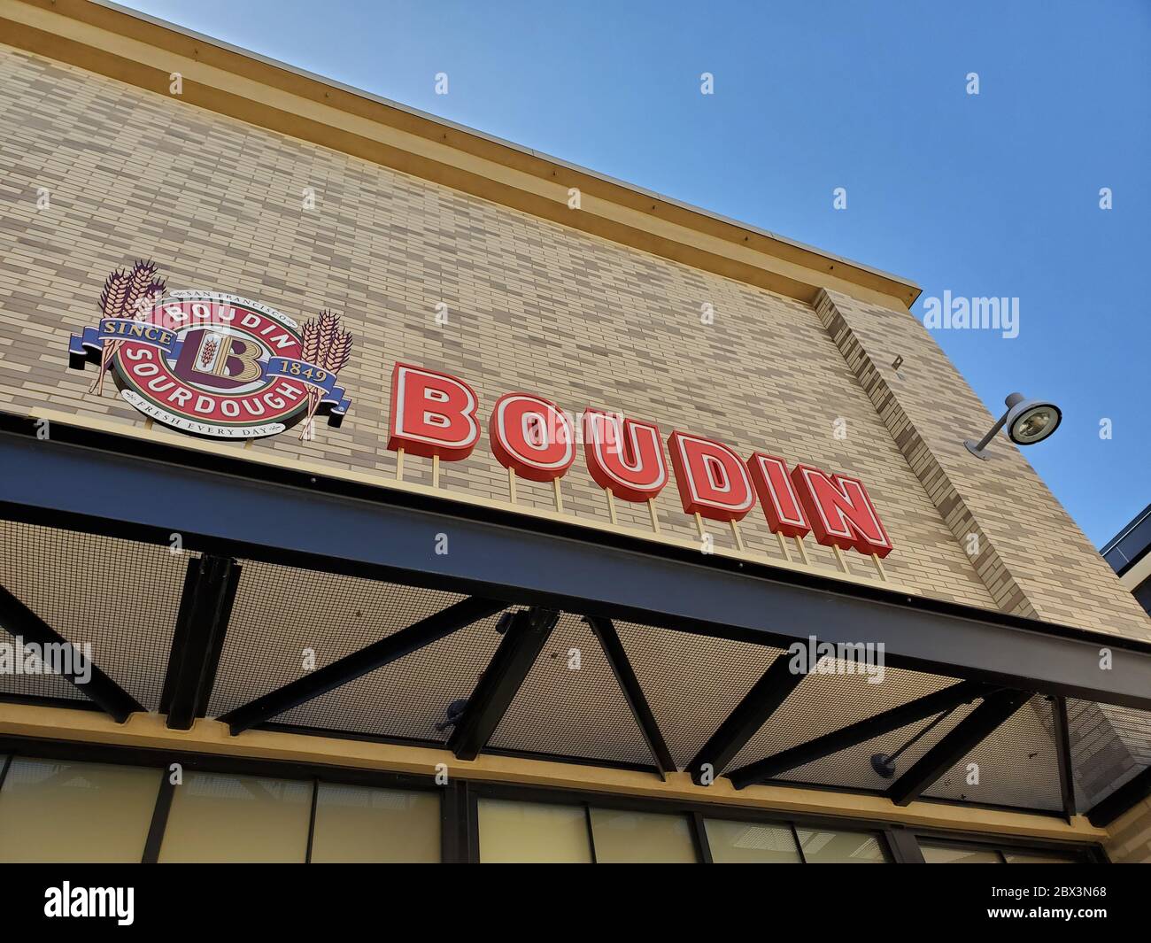 Segno con logo per il pane Boudin al Broadway Plaza a Walnut Creek, California, 5 maggio 2020. () Foto Stock