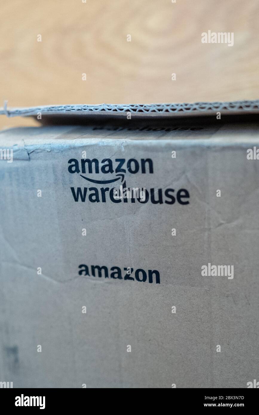 Primo piano del logo per il pacchetto Amazon Warehouse su Amazon prime, San Ramon, California, 20 maggio 2020. () Foto Stock