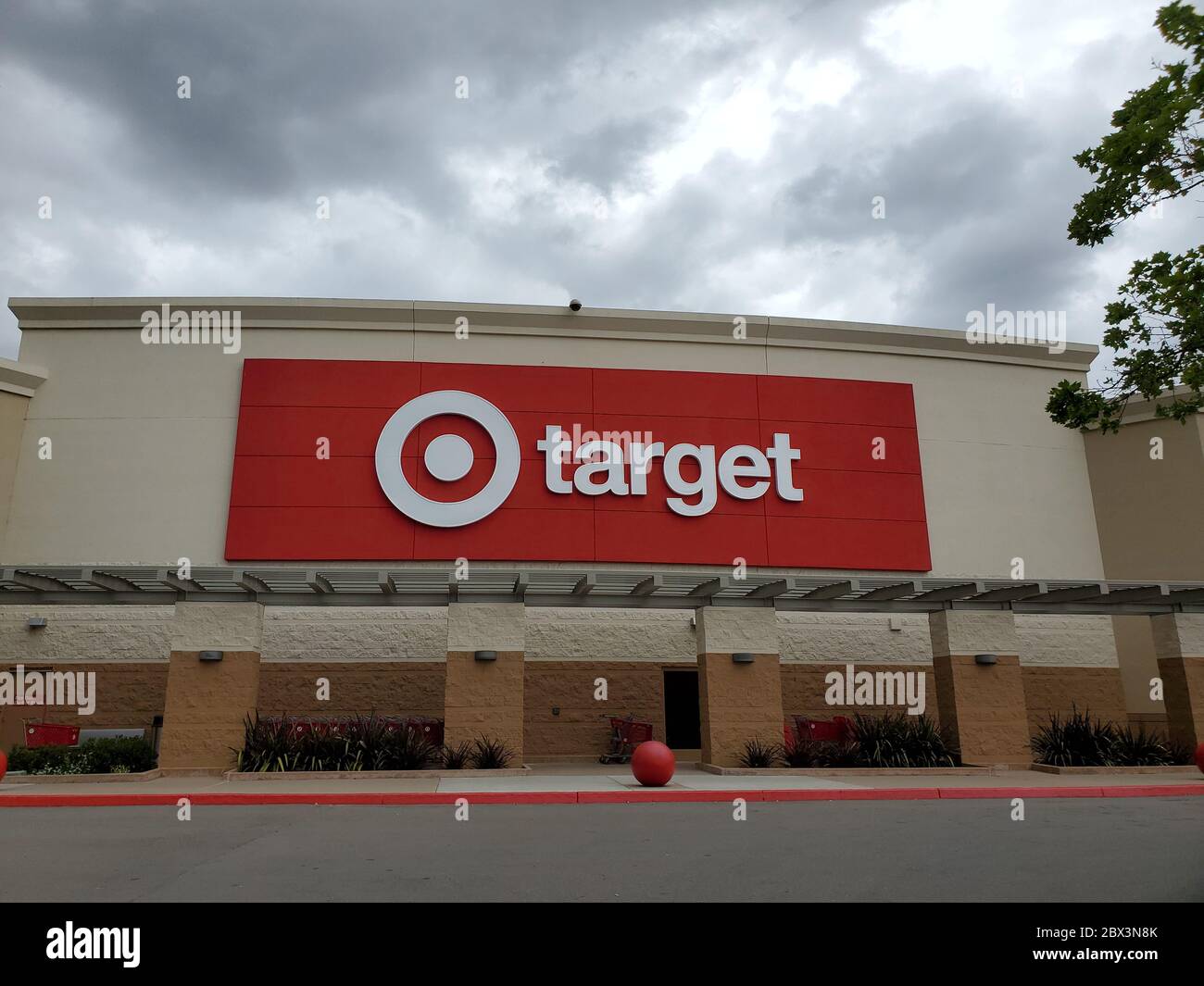 Il logo è visibile sulla facciata del negozio Target sotto il cielo drammatico a San Ramon, California, 30 maggio 2020. () Foto Stock