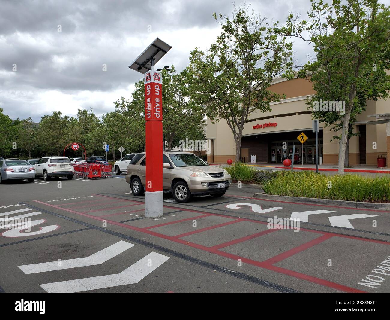 Area di prelievo sul marciapiede con cielo spettacolare al negozio Target di San Ramon, California, 30 maggio 2020. () Foto Stock