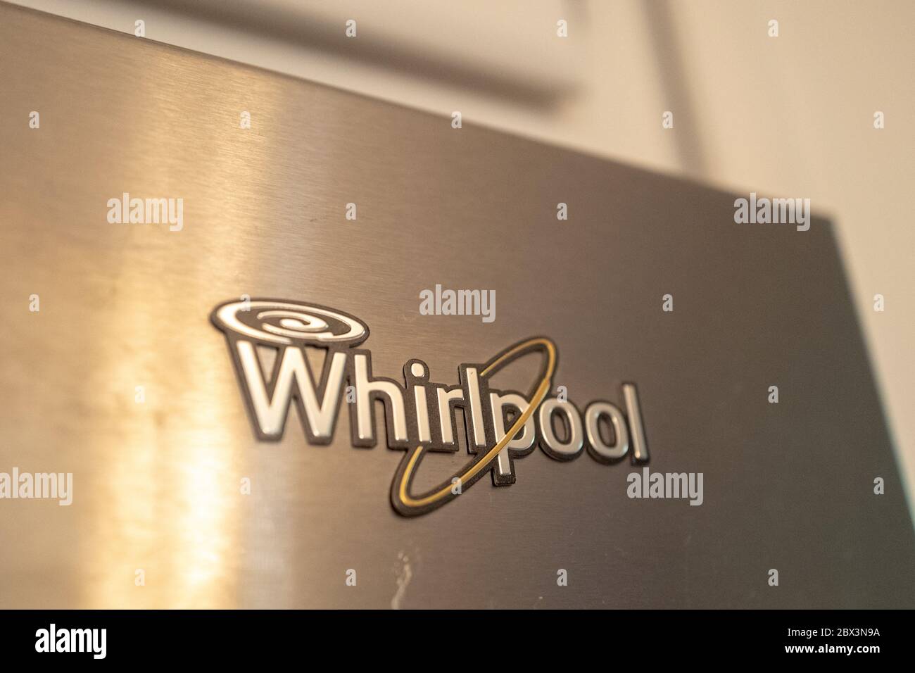Primo piano del logo per elettrodomestici Whirlpool su superficie in acciaio inox, San Ramon, California, 27 maggio 2020. () Foto Stock