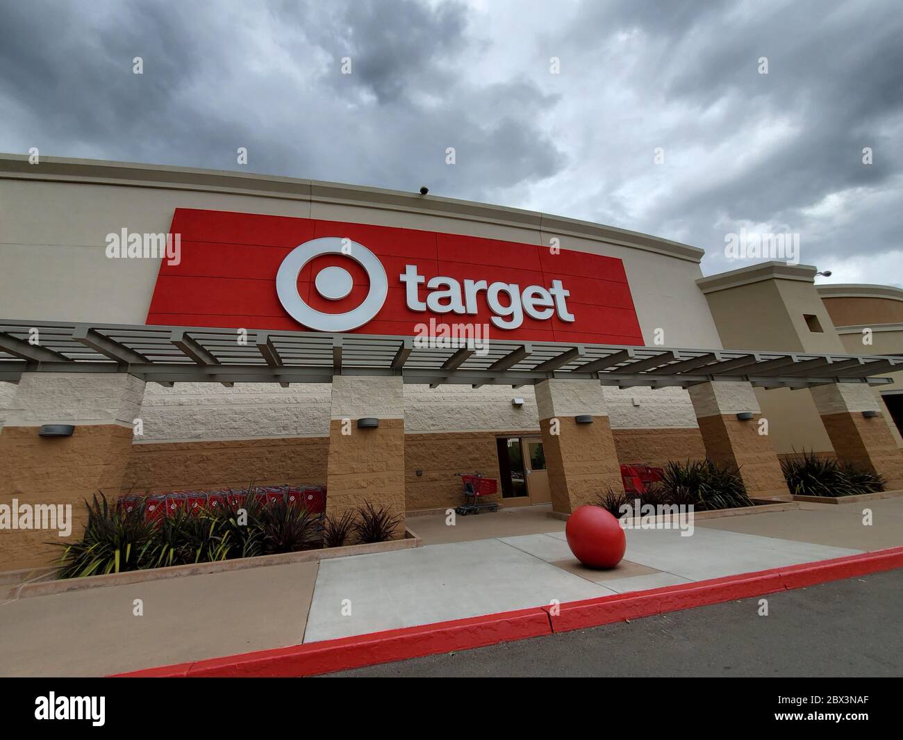 Il logo è visibile sulla facciata del negozio Target sotto il cielo drammatico a San Ramon, California, 30 maggio 2020. () Foto Stock