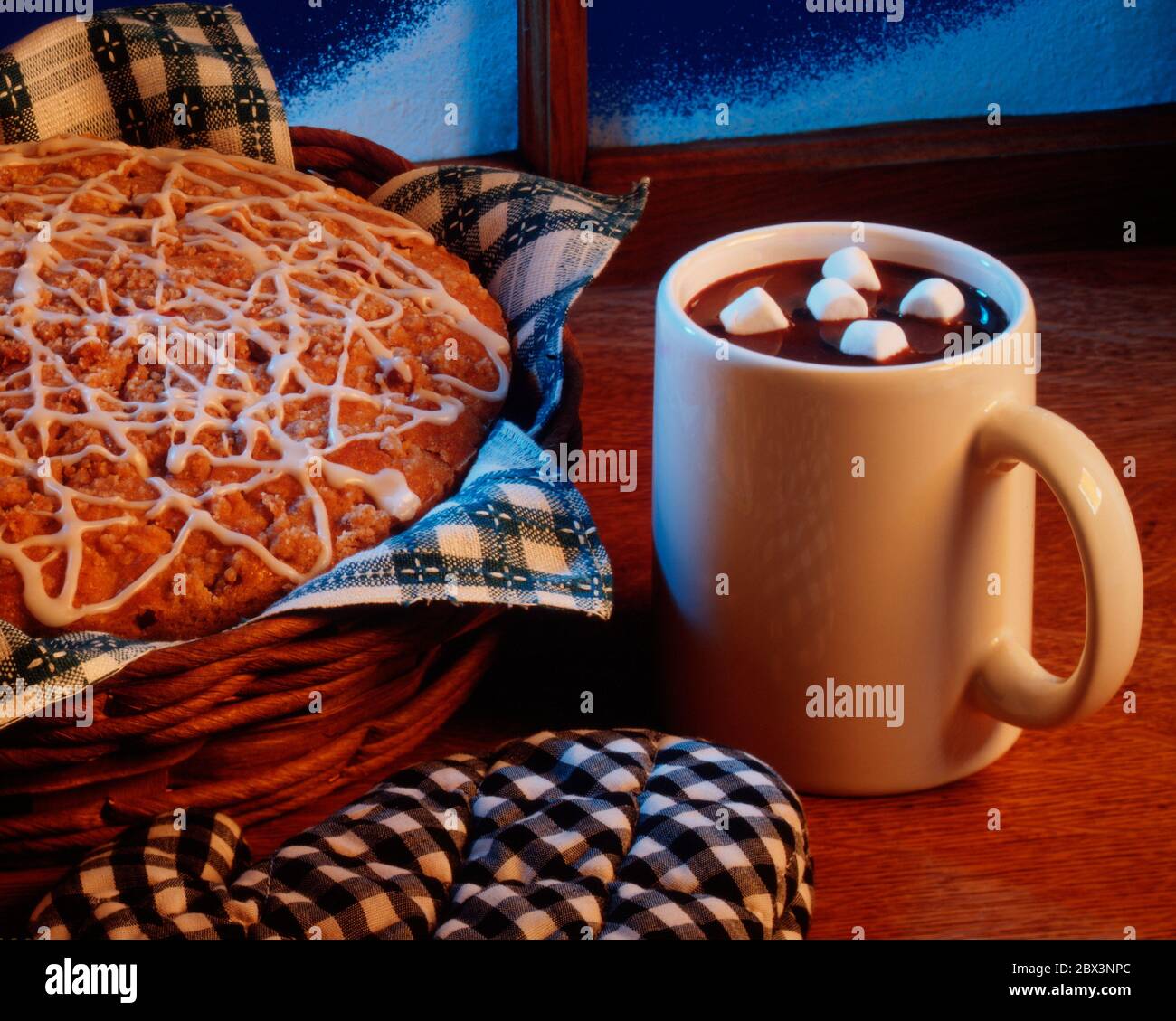Cioccolata calda in una fredda notte invernale Foto Stock