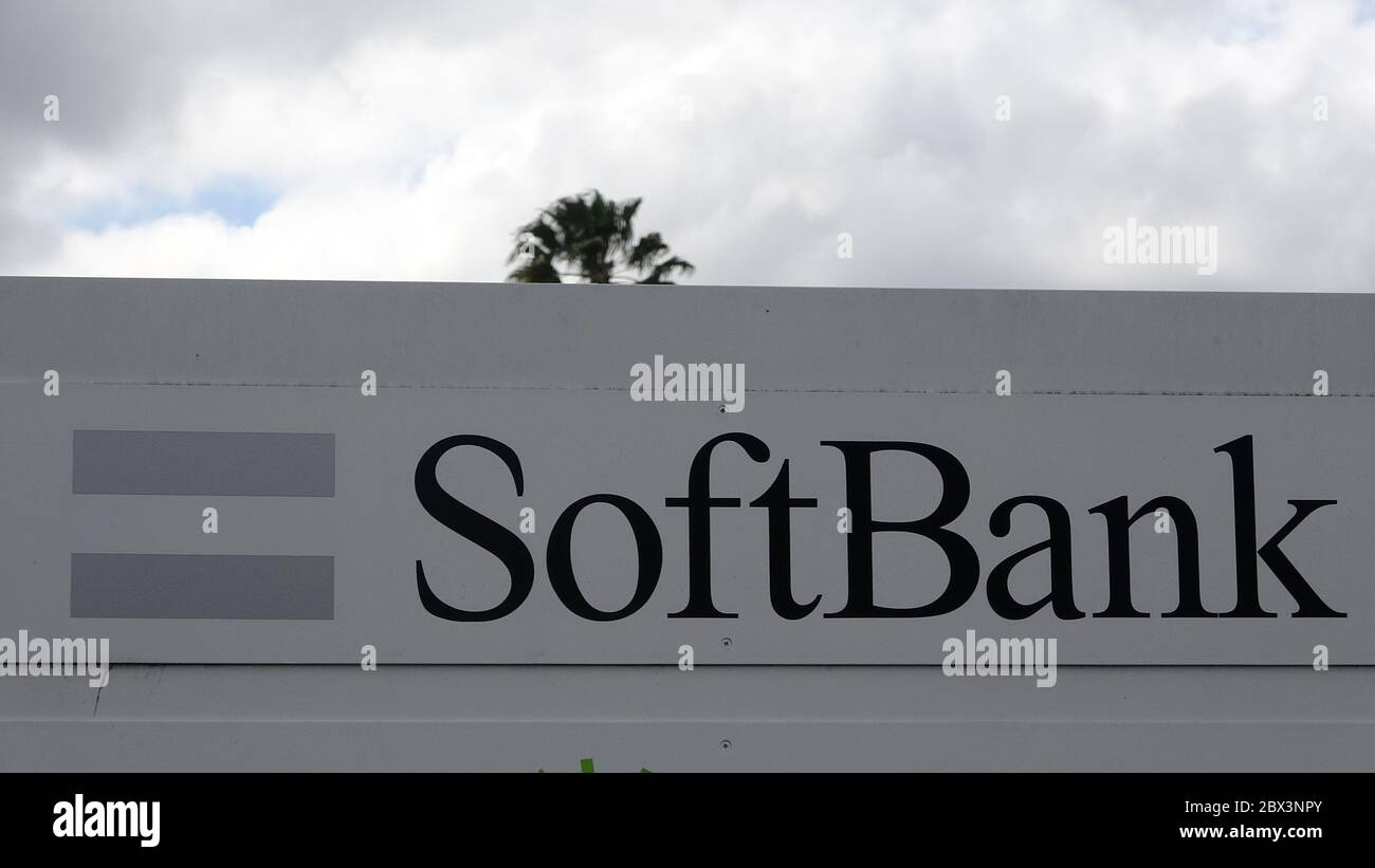 Primo piano del logo presso l'ufficio di Softbank nella Silicon Valley, San Carlos, California, 10 aprile 2020. () Foto Stock