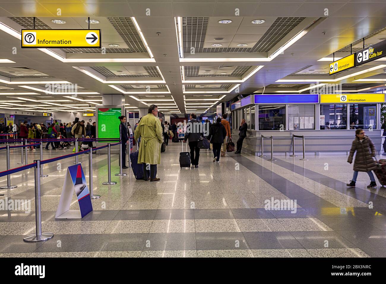 Piscina giallo luminoso segno di invito con un punto interrogativo e un cartello stradale su Airport e la stazione della metropolitana. Il passeggero in attesa sul punto di controllo Foto Stock