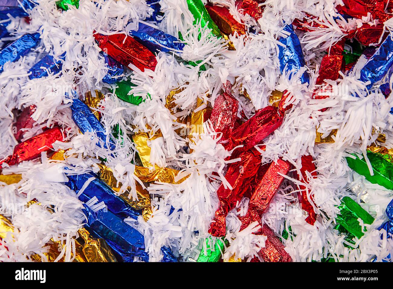Bonbons avvolto sullo sfondo. Albero di Natale e Pasqua caramelle Close Up - Immagine Foto Stock
