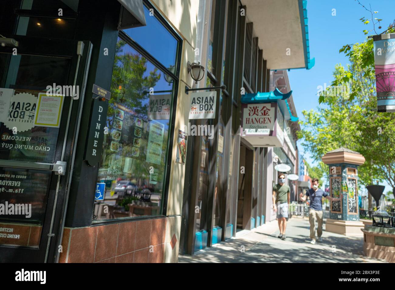 Castro Street nella Silicon Valley, Mountain View, California, era quasi vuoto durante uno scoppio del coronavirus COVID-19, con due persone che indossavano maschere facciali visibili in background, 24 aprile 2020. () Foto Stock
