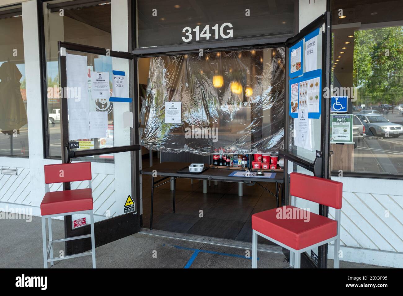Un foglio di plastica è usato per bloccare la porta di un ristorante che accetta di andare ordini solo durante un focolaio del coronavirus COVID-19 a San Ramon, California, 25 aprile 2020. () Foto Stock
