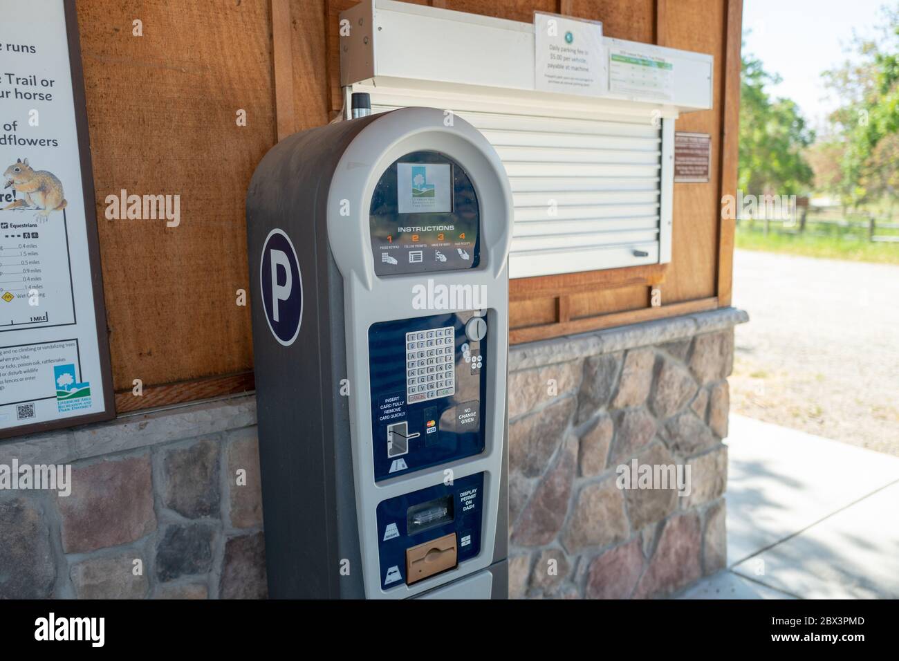 Distributore automatico di parcheggio presso il parcheggio pubblico di Livermore, California, 6 maggio 2020. () Foto Stock