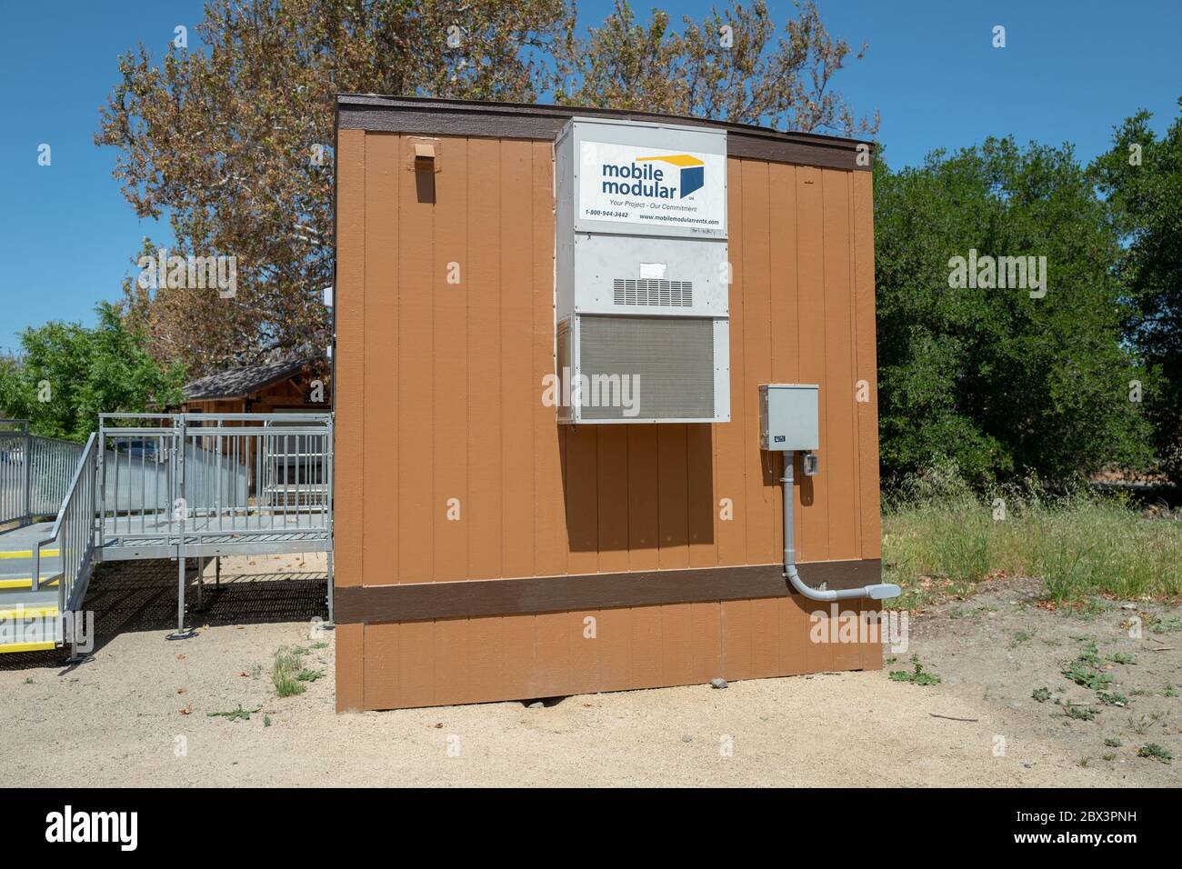 Logo sull'edificio modulare mobile temporaneo nel parco pubblico di Livermore, California, 6 maggio 2020. () Foto Stock