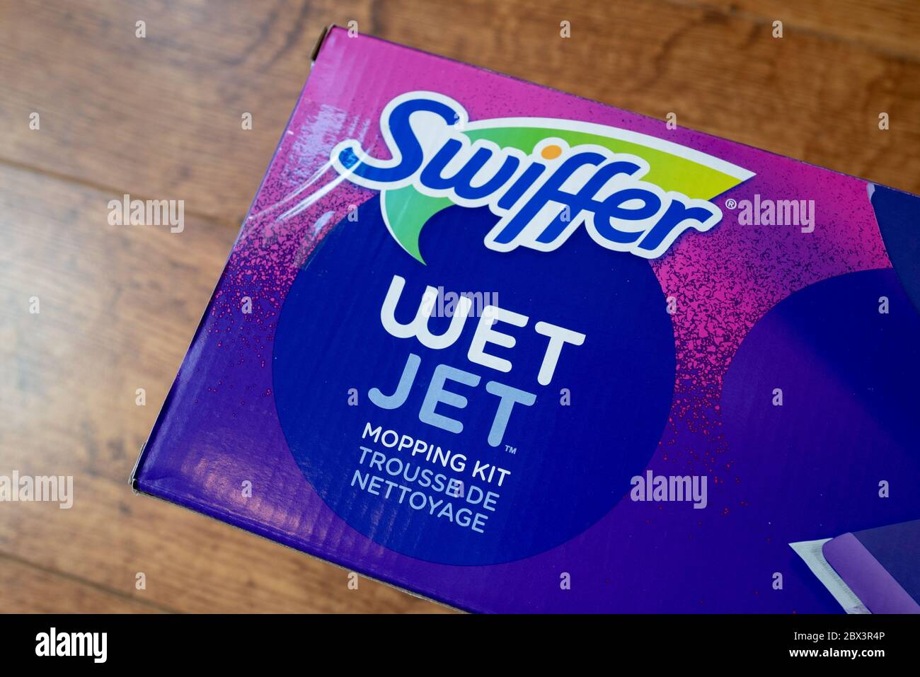 Primo piano della scatola con logo per il prodotto di pulizia Swiffer Wet  Jet, un marchio di conglomerato Procter and Gamble, San Ramon, California,  15 maggio 2020 Foto stock - Alamy