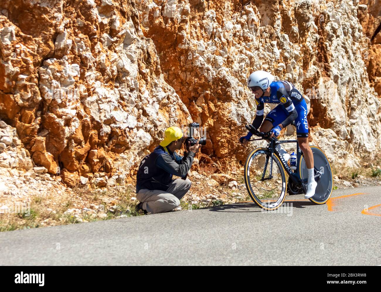 Col du Serre de Tourre,Francia - Luglio 15,2016: Il ciclista francese Julian Alaphilippe della squadra Etixx-Quick-Step che cavalca durante una prova individuale a tempo s Foto Stock