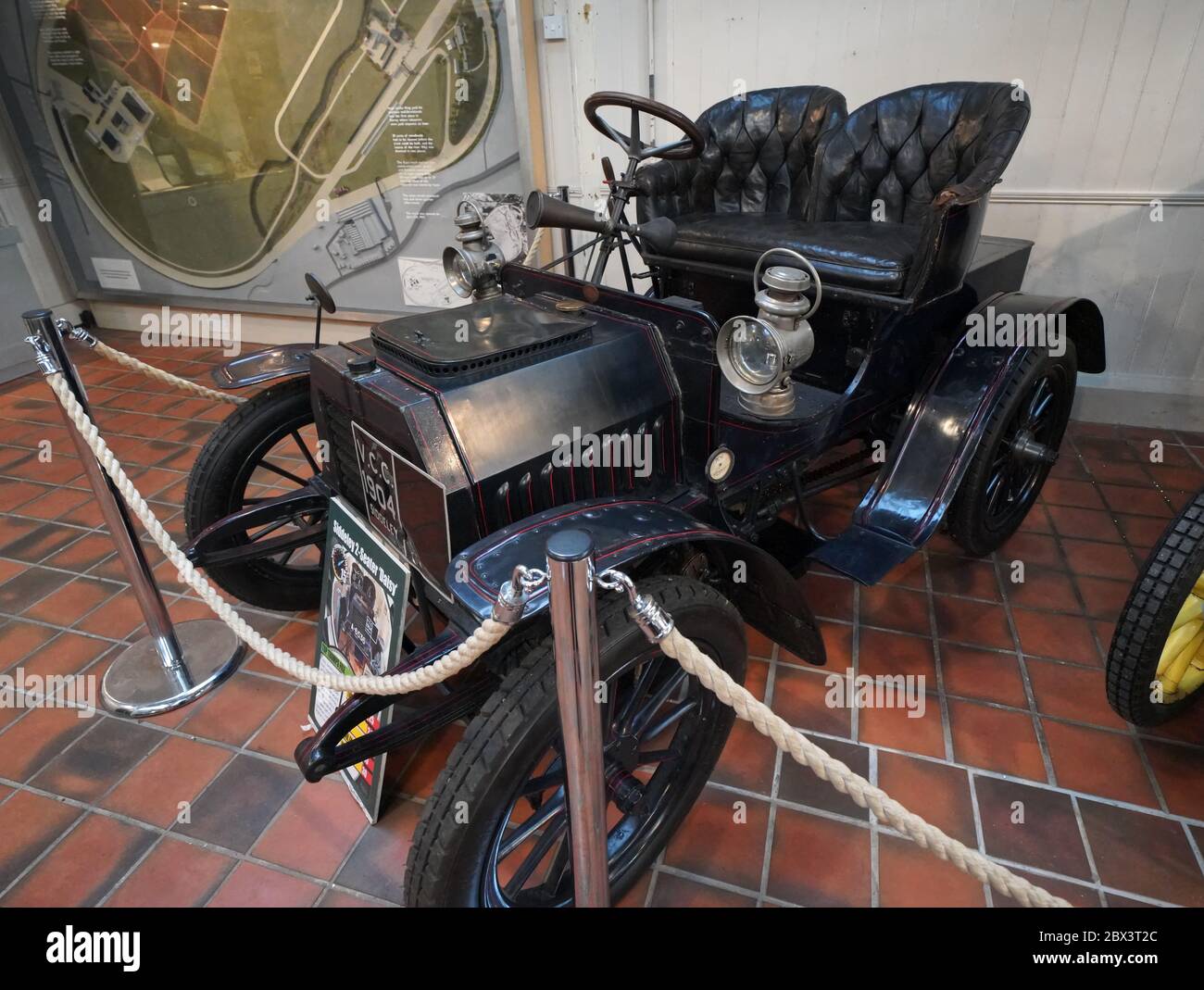 Weybridge, Regno Unito - 25 febbraio 2020: Vecchia macchina d'epoca Siddeley modello 1904, esposta al Brooklands Museum, Regno Unito. Foto Stock