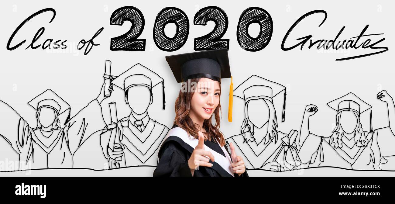 giovane donna in abiti di laurea e mostrando classe di 2020 concetti Foto Stock