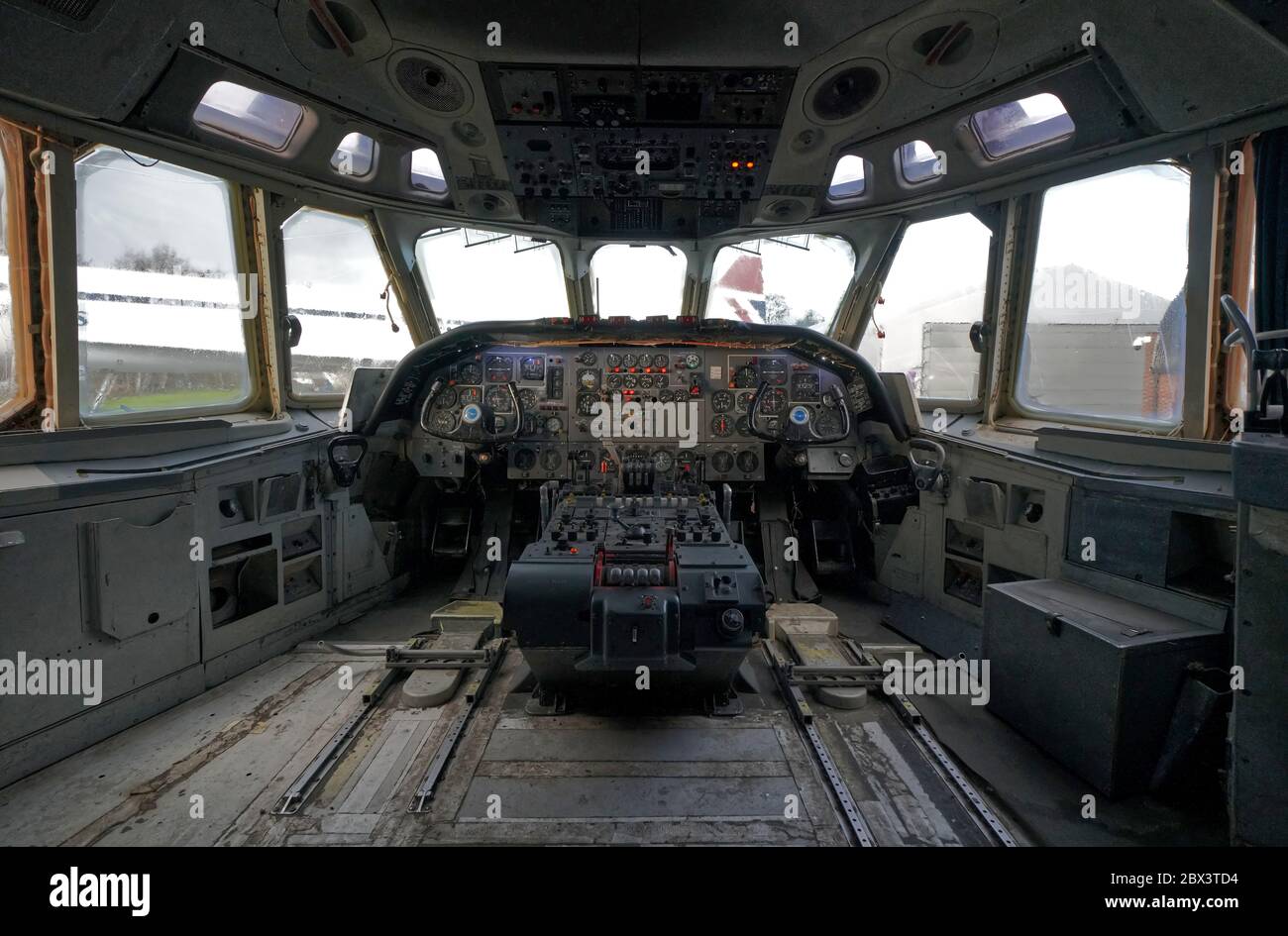 Weybridge, Regno Unito - 25 febbraio 2020: Vista della cabina e del cockpit del vecchio aeroplano d'epoca. Foto Stock
