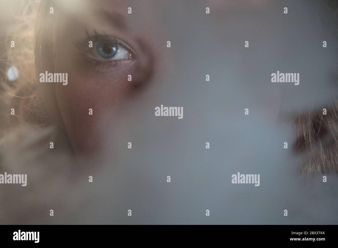 Una giovane donna fuma una sigaretta di cannabis Foto Stock