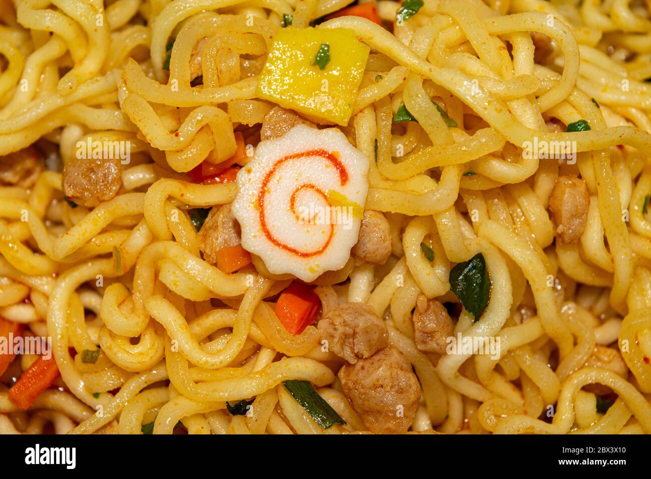 Tagliatelle istantanee cotte con spezie, verdure secche e carne liofilizzata. Primo piano Foto Stock