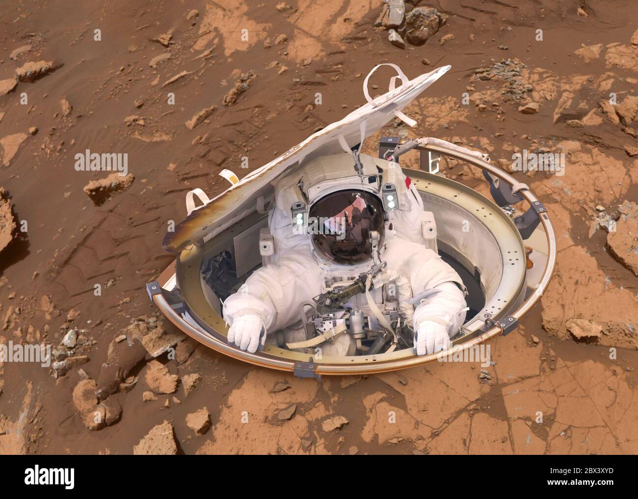 Astronauta a spazio singolo sul casco sulla superficie di Marte. Concetto di colonizzazione Marte. Elementi di questa immagine sono stati forniti dalla NASA Foto Stock