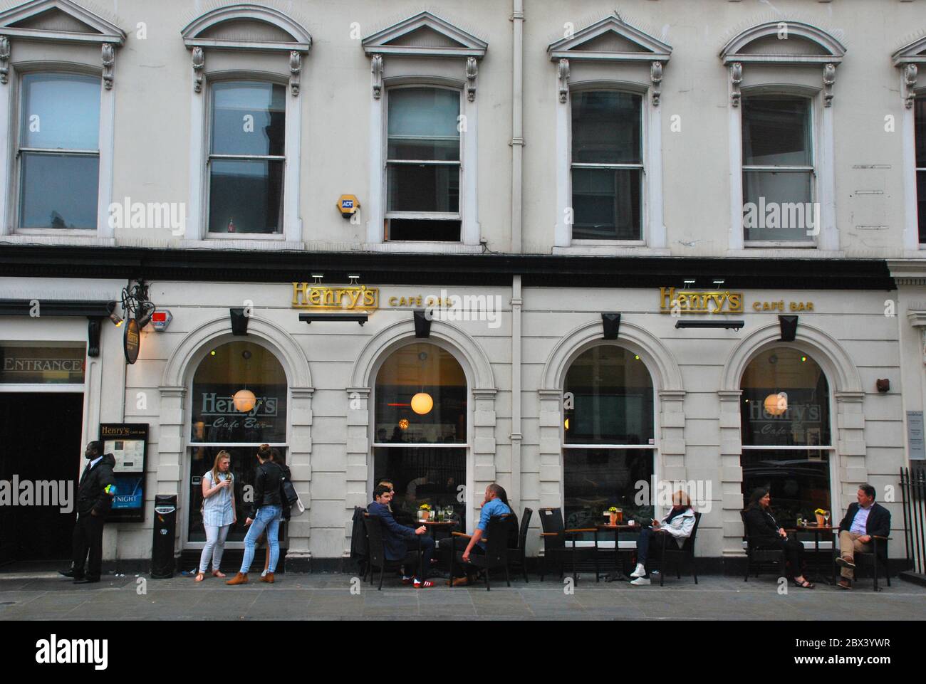Scena urbana fuori da un pub a Covent Garden, Londra Foto Stock