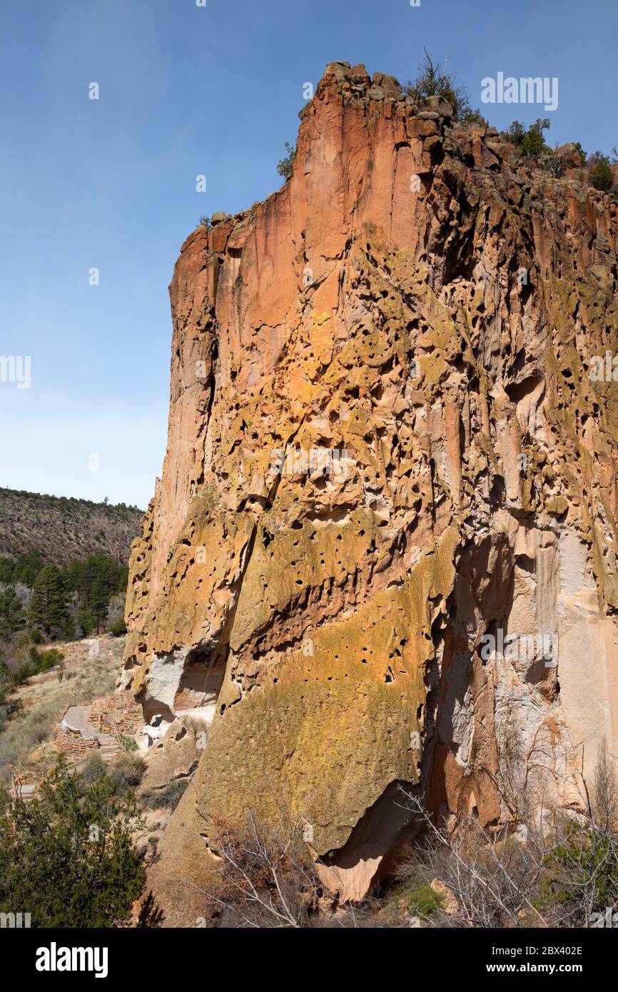 NM00487-00...NUOVO MESSICO - scogliera intemperie ed erose sopra l'area di Long House del Bandelier National Monument. Foto Stock