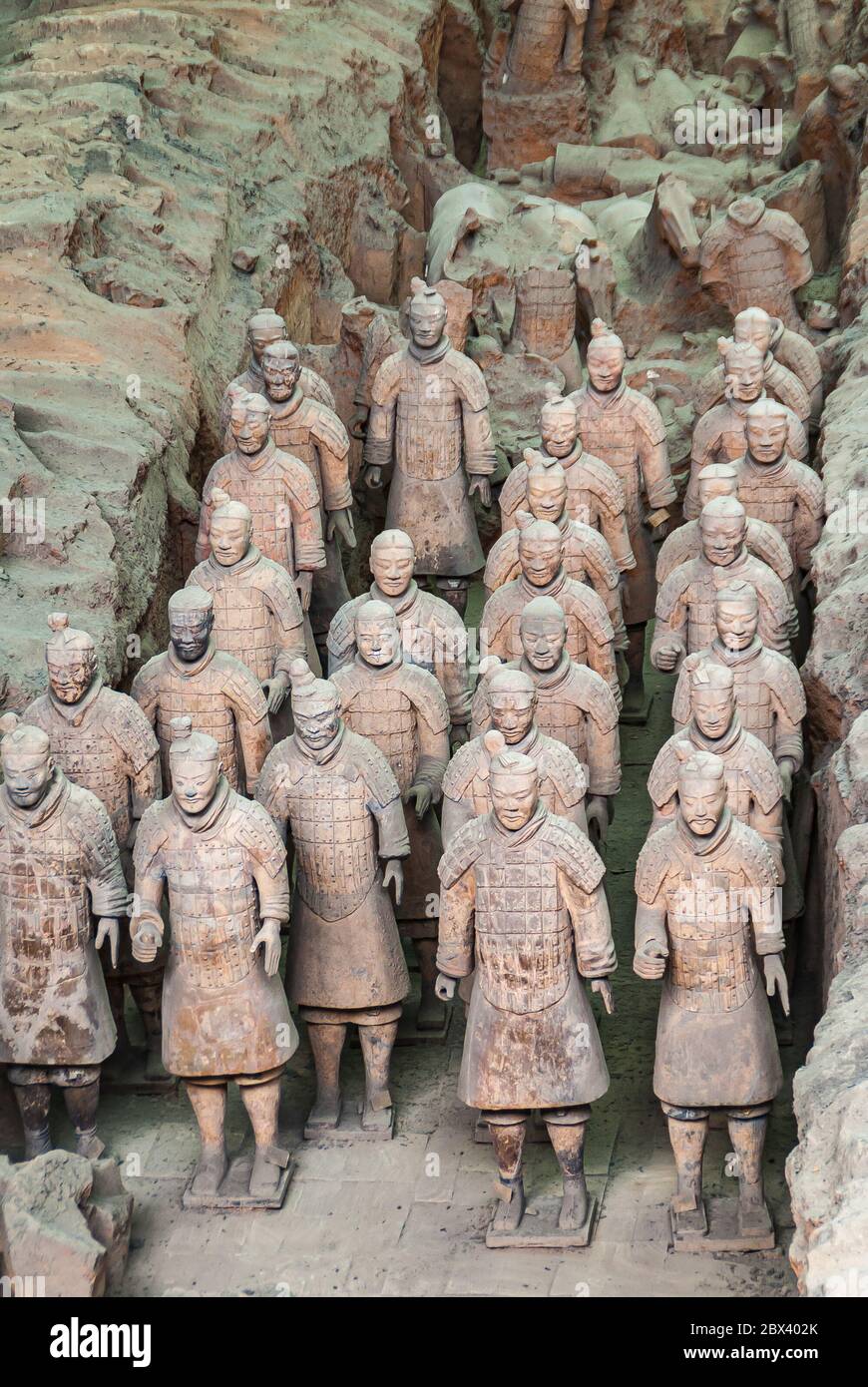 Xian, Cina - 1 maggio 2010: Sito di scavo dell'Esercito di terracotta. Gruppo di statue di soldati in trincea grigio-beige. Foto Stock