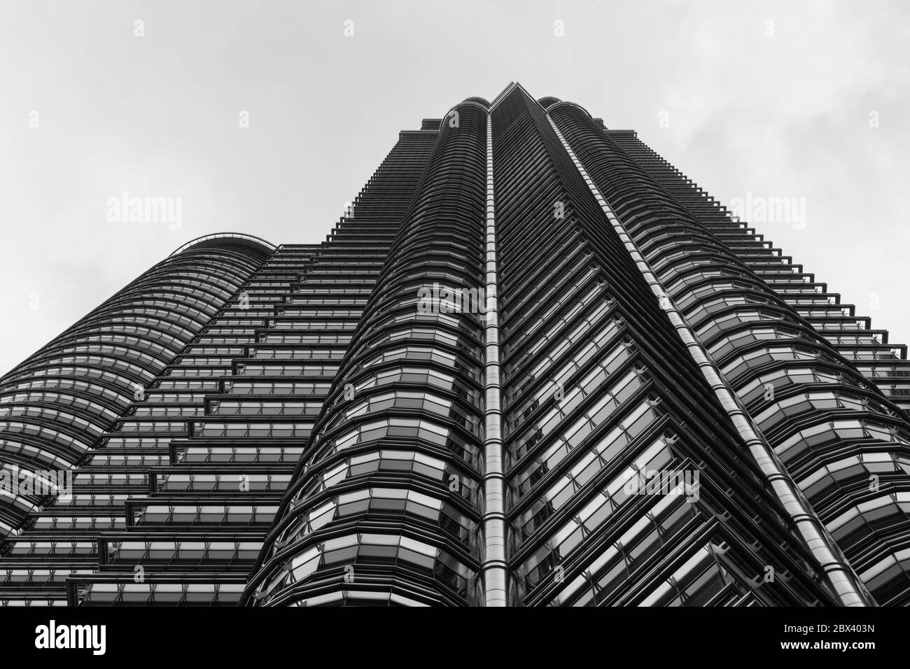 Primo piano delle Petronas Towers a Kuala Lumpur, Malesia in bianco e nero. 12 maggio 2017. Foto Stock