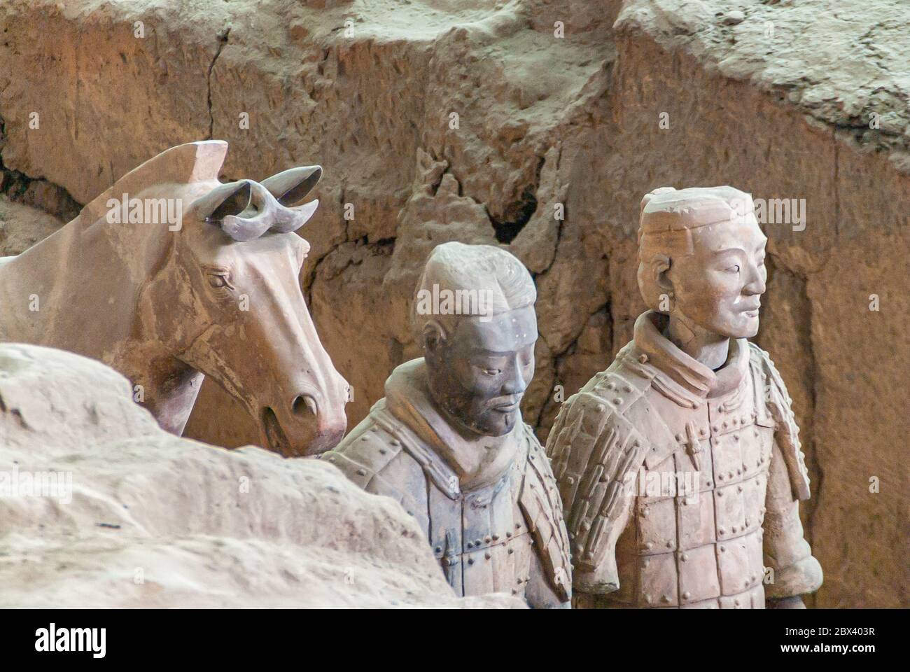 Xian, Cina - 1 maggio 2010: Sito di scavo dell'Esercito di terracotta. Cassettiera di 2 statue di soldati grigio-beige in piedi con cavallo in trincea. Foto Stock