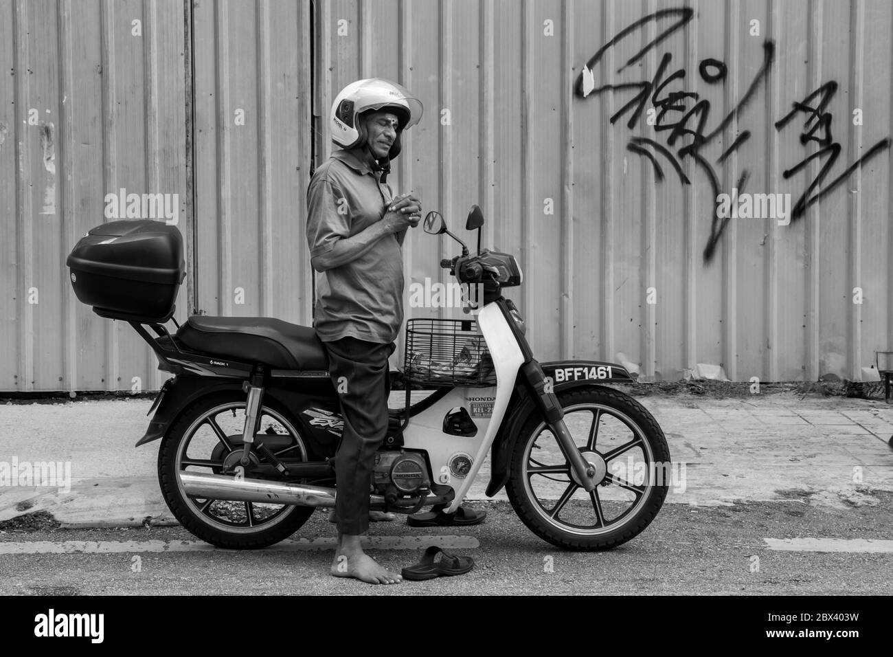 Kuala Lumpur, Malesia-CIRCA MAGGIO 2017: Fermata uomo non identificata sul lato della strada per pregare a Kuala Lumpur, Malesia Foto Stock