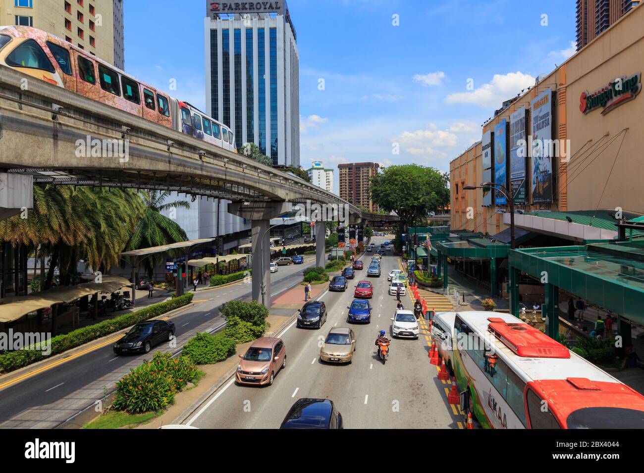 Bukit Bintang, Kuala Lumpur, Malesia - CIRCA Maggio, 2017 : ingorgo di traffico pesante a Jalan Bukit Bintang KL, durante l'ora di ufficio al mattino con bl chiaro Foto Stock