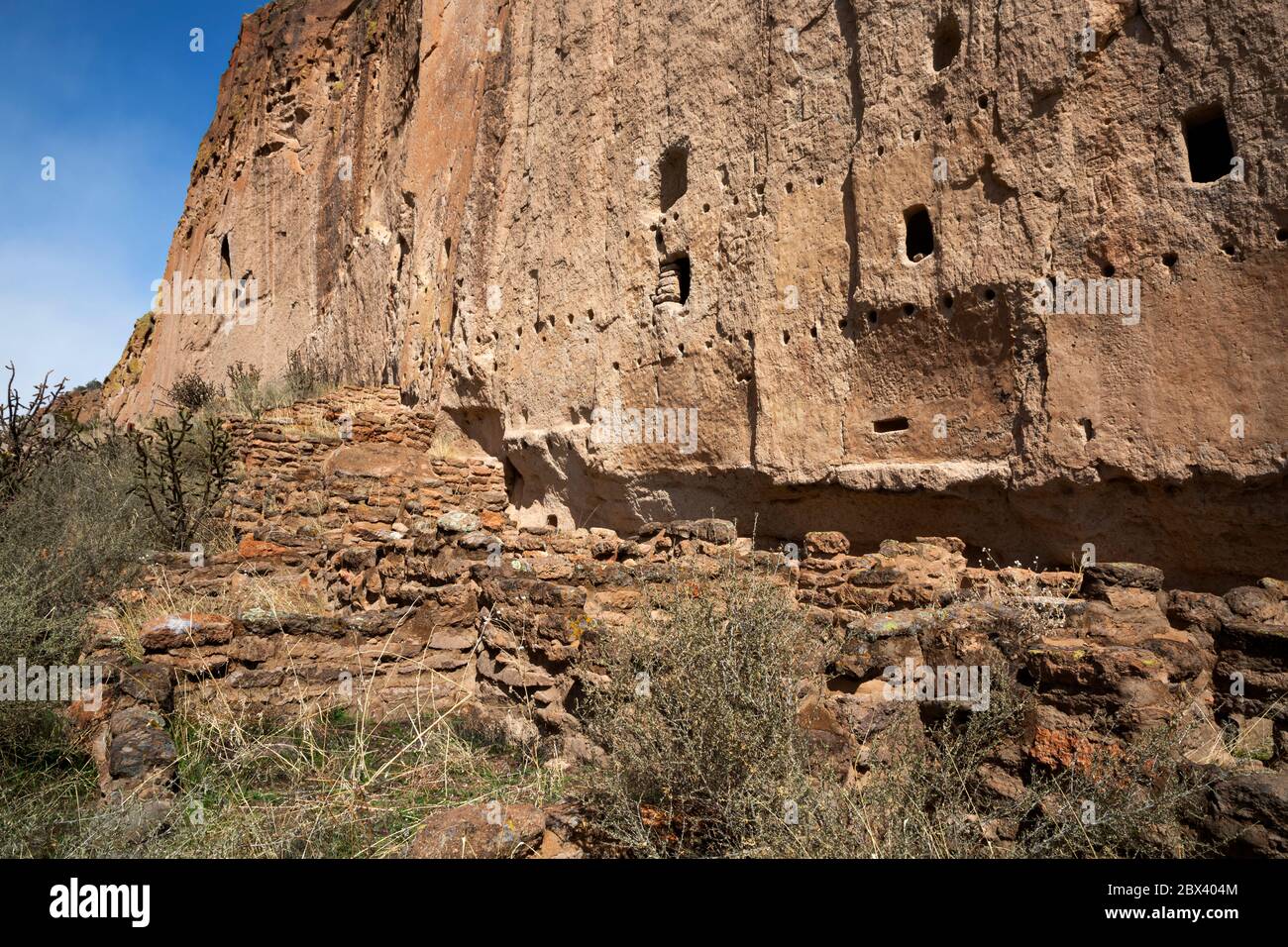 NM004890-00...NUOVO MESSICO - Fondazioni per Talus Houses e scavato fuori le stanze della scogliera a Long House sopra il Monumento Nazionale di Bandelier del Canyon di Frijoles. Foto Stock