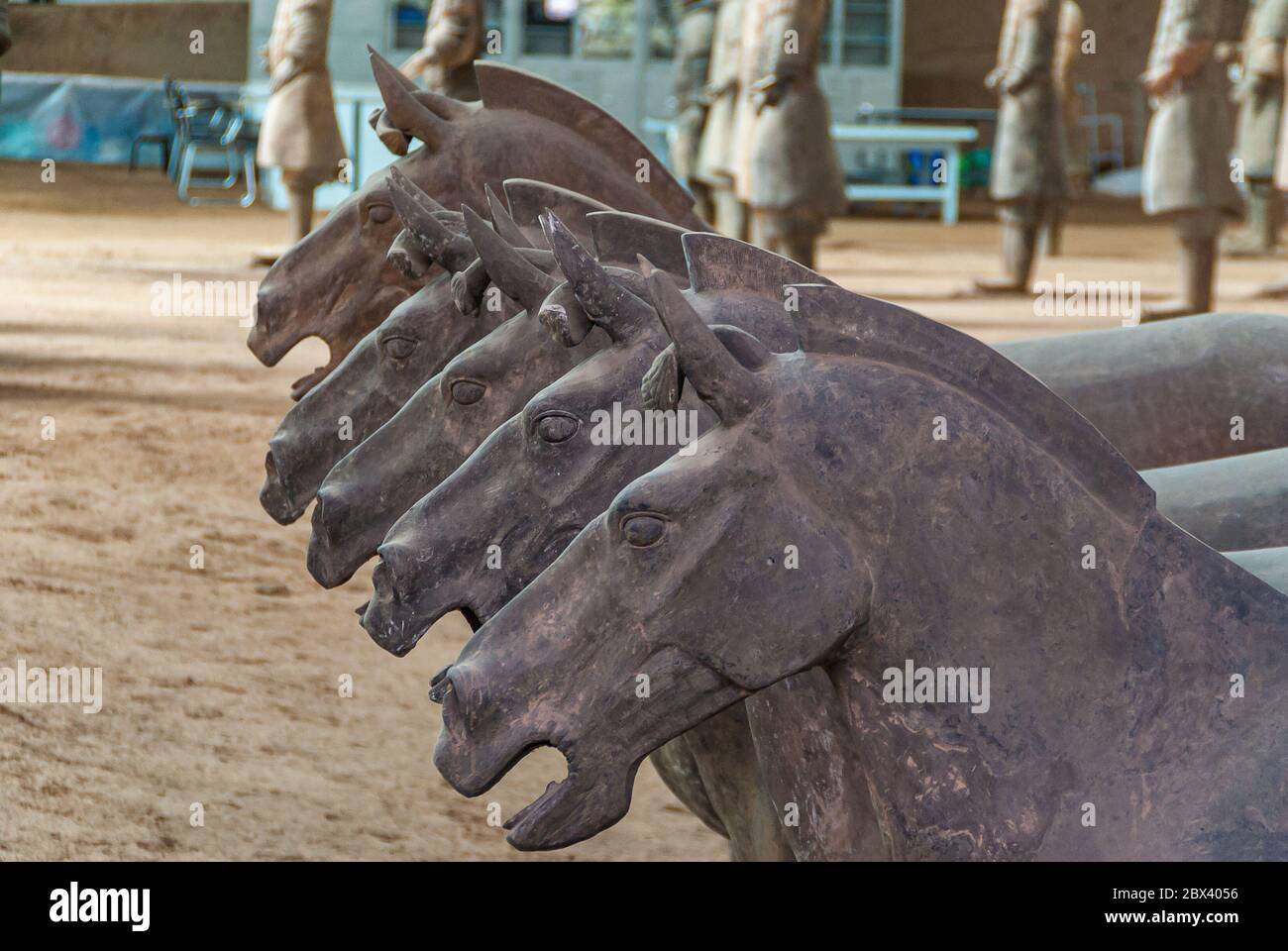 Xian, Cina - 1 maggio 2010: Sito di scavo dell'Esercito di terracotta. Gruppo di statue grigie di cavalli, concentrarsi su come teste formano una fila. Foto Stock