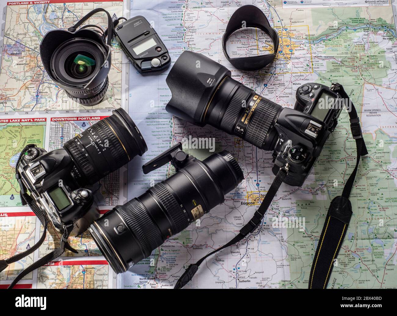 Attrezzatura fotografica su una mappa degli Stati Uniti come parte del lavoro paid del paesaggio del fotografo, DSLR come parte degli strumenti per le attività fotografiche. Foto Stock
