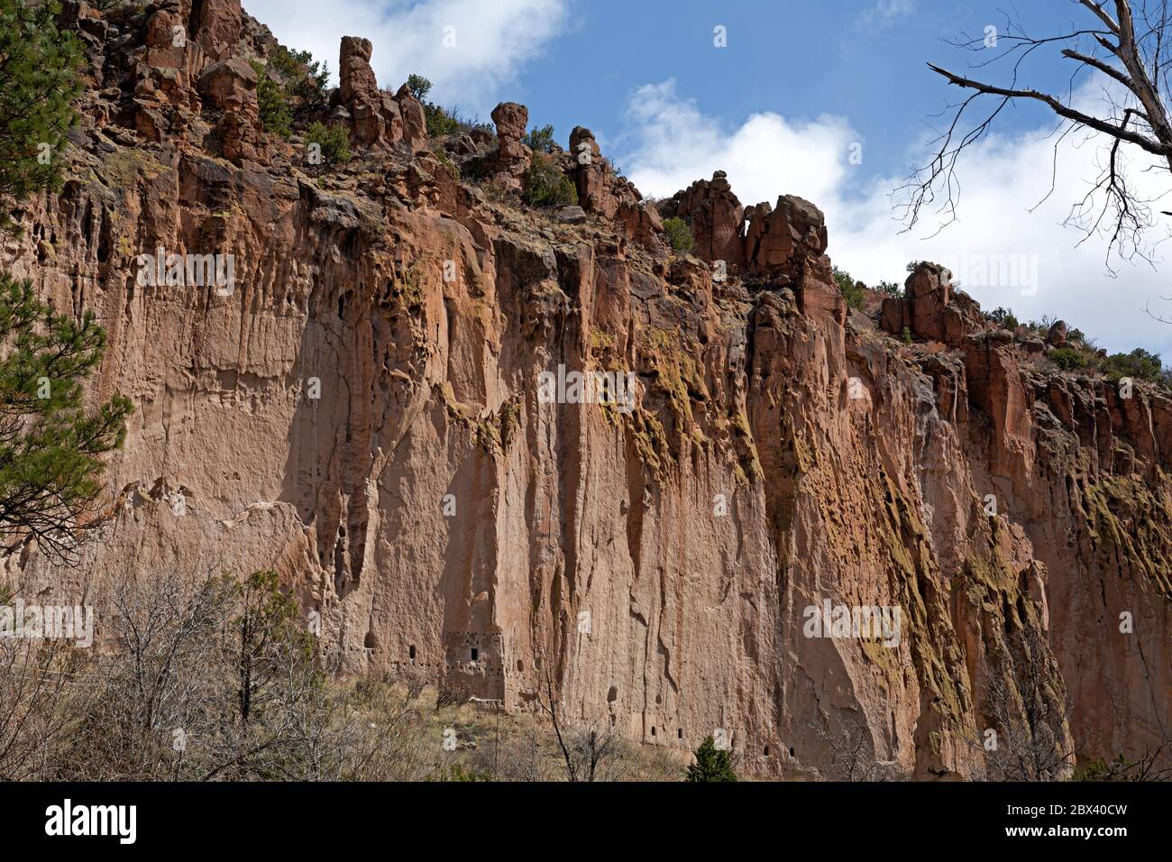 NM00496-00...NUOVO MESSICO - il muro di scogliera era la casa dei Puebloans ancestrali visti al Monumento Nazionale di Bandelier. Foto Stock