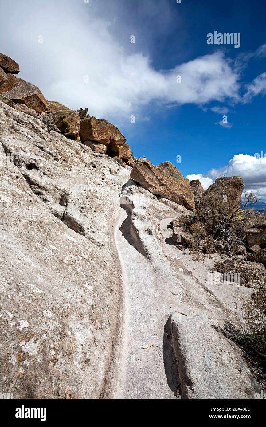 NM0000498-00...NUOVO MESSICO - Sentiero tagliato nella roccia morbida ai piedi del Ancestrale Puebloan nella zona di Tsankawi del Bandelier National Monument. Foto Stock