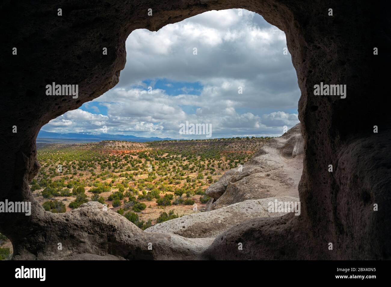 NM00507-00....NUOVO MESSICO - Vista da una dimora di roccia di cavata nella unità Tsankawi del Monumento Nazionale di Bandelier. Foto Stock