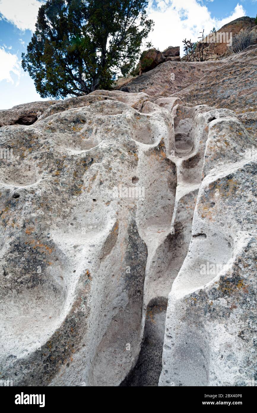 NM00509-00...NUOVO MESSICO - passi indossati nella pietra morbida del tufo dal popolo ancestrale Pueblo trovato nell'unità Tsankawi del Monumento Nazionale di Bandelier Foto Stock