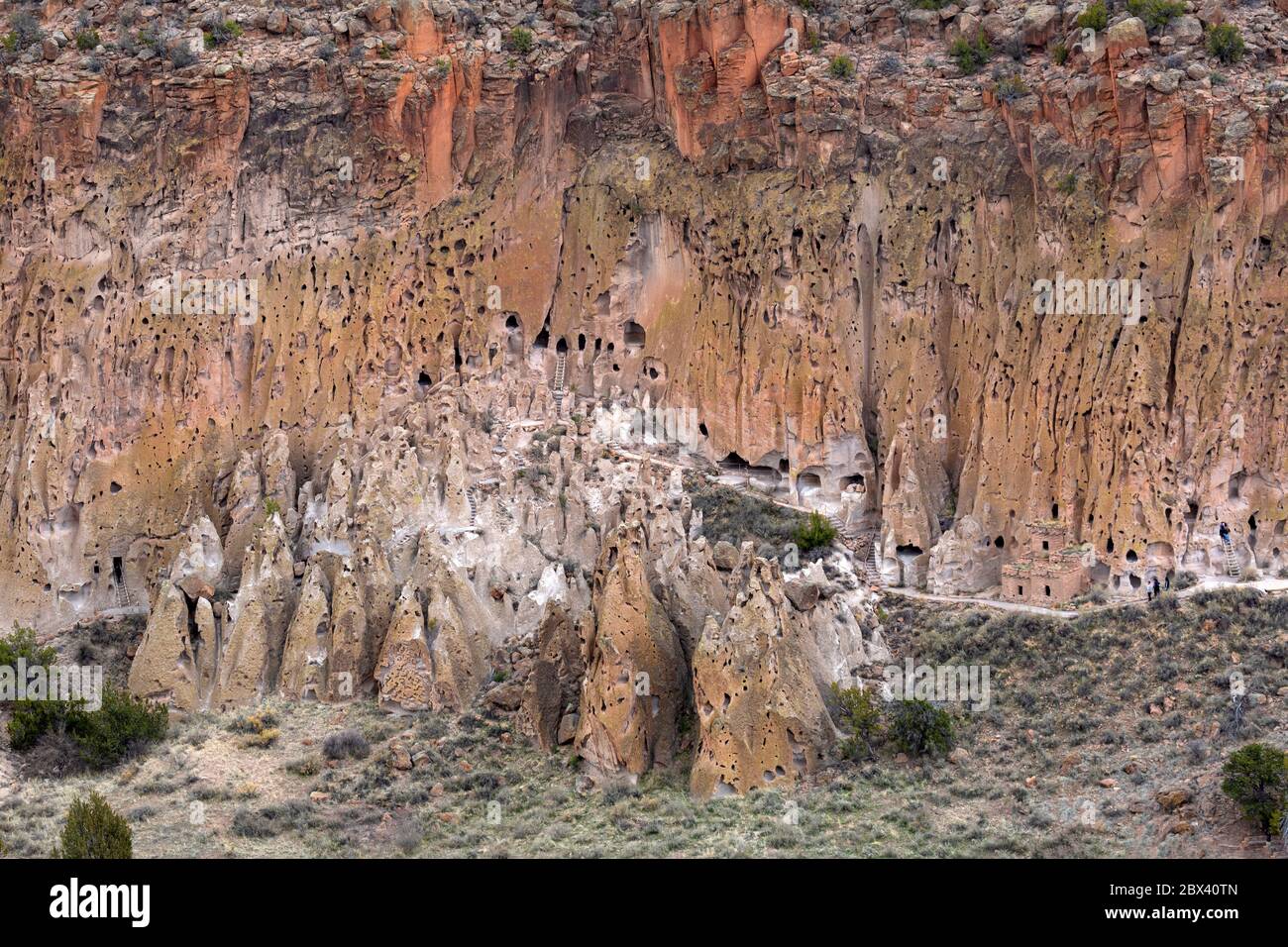 NM00511-00....NUOVO MESSICO - Sentiero lungo la base della scogliera, passando numerose case di scogliera nel Monumento Nazionale di Bandelier. Foto Stock