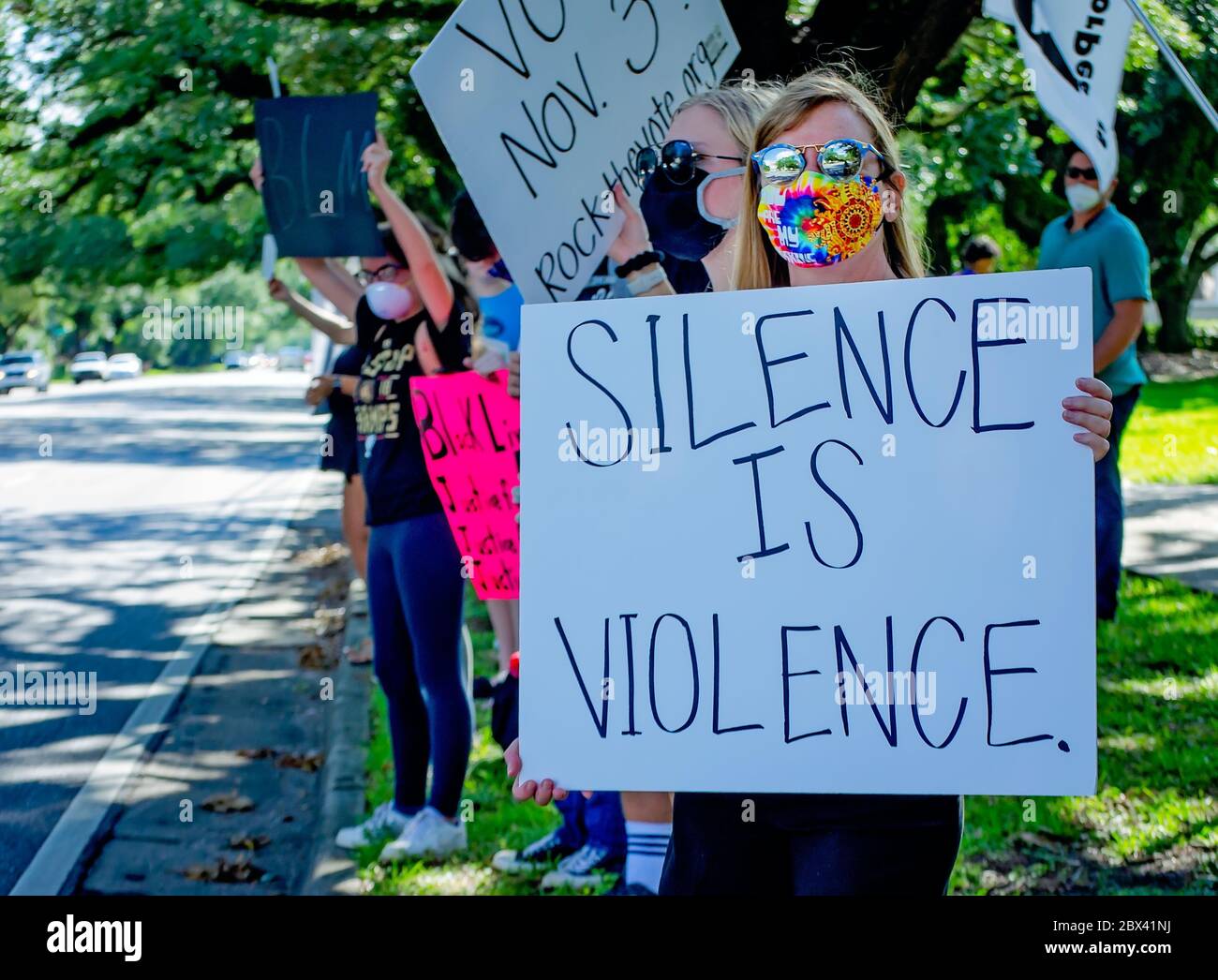 I manifestanti hanno fatto ondate di segni mentre si è manifestata contro la brutalità della polizia, il 4 giugno 2020, al Memorial Park di Mobile, Alabama. Foto Stock