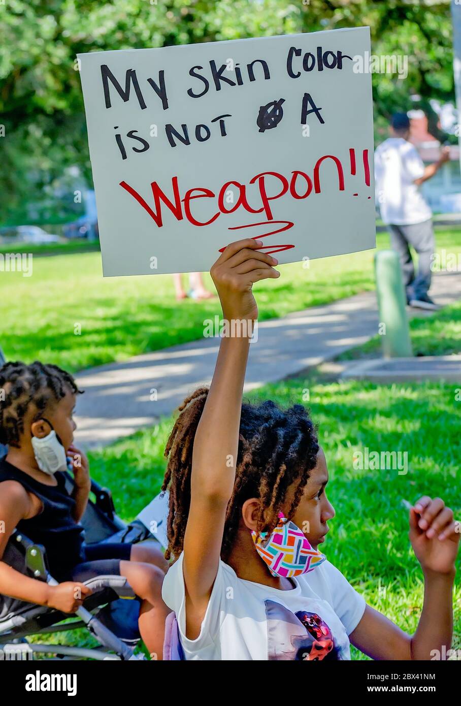 Una giovane afroamericana ha un segno mentre in una protesta contro la brutalità della polizia, 4 giugno 2020, a Memorial Park a Mobile, Alabama. Foto Stock